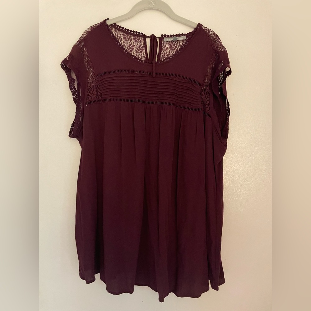 Daniel Rainn cap sleeve top with lace detail
